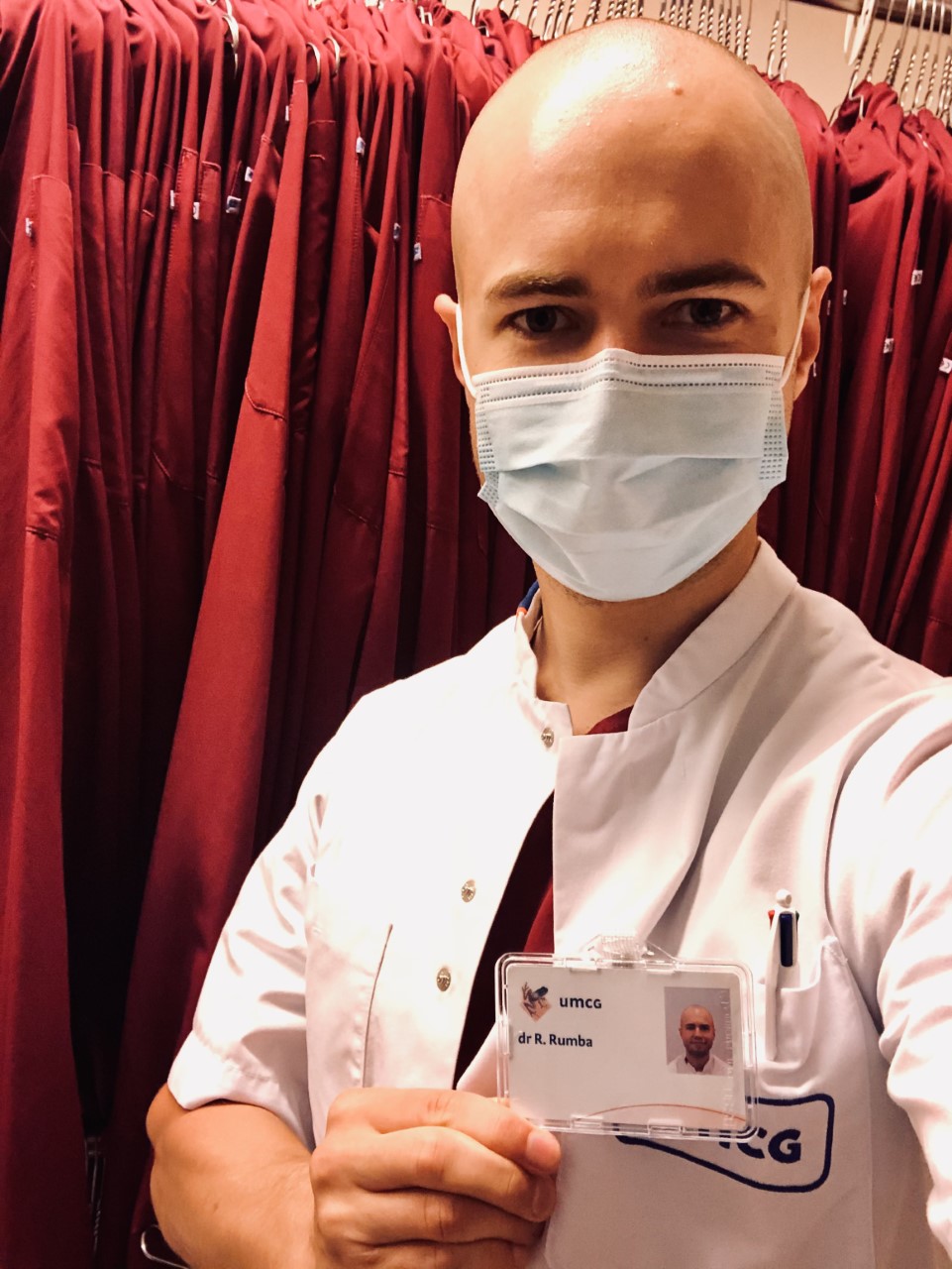 Dr. Roberts Rumba (pēc slimnīcas pieejas kartes un halāta saņemšanas, priecīgs par piešķirto piekļuvi visām slimnīcas telpām) Dr. Roberts Rumba (pēc slimnīcas pieejas kartes un halāta saņemšanas, priecīgs par piešķirto piekļuvi visām slimnīcas telpām)