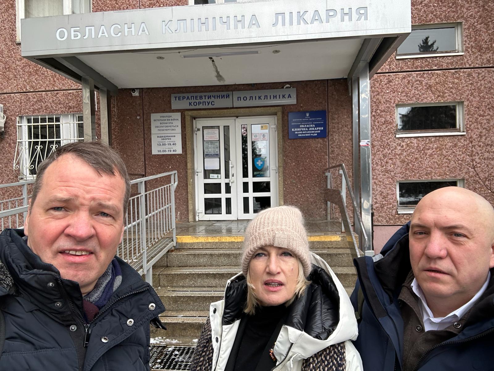 Latvijas anesteziologi Edgars Vasiļevskis, Iveta Golubovska, Aleksejs Miščuks Ukrainā, 2024