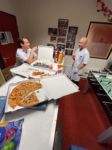 Atvadu pasākums ar picām un sarunām rezidentu telpā pirms došanās prom no Nīderlandes.