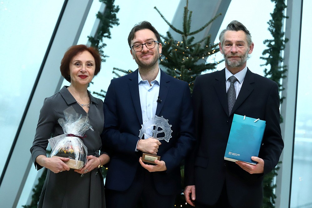 Dr. Ņikita Bezborodovs ar vecākiem un balvu 