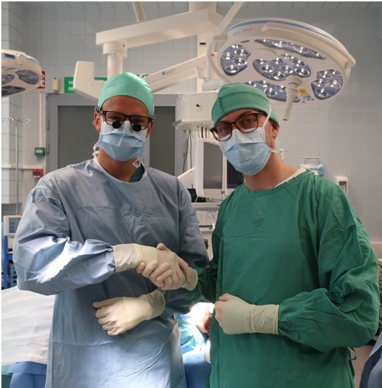 Pēc veiksmīgas operācijas kopā ar somu kolēģi Ian Barner-Rassmusen (pa labi).