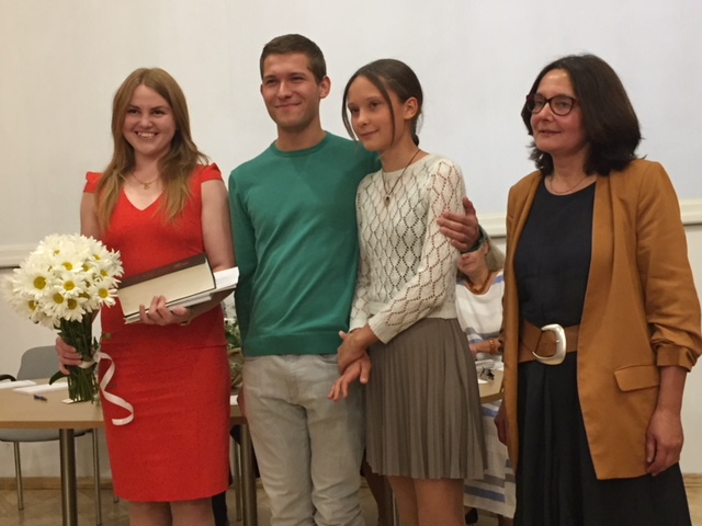 Saņemot I. Lazovska grāmatu Klīniskie simptomi un sindromu LĀZA stipendiāte Krista Krūmiņa, Jānis Lazovskis, Anna Lazovska un prof. Māra Grudule. Foto Kaspars Tūters