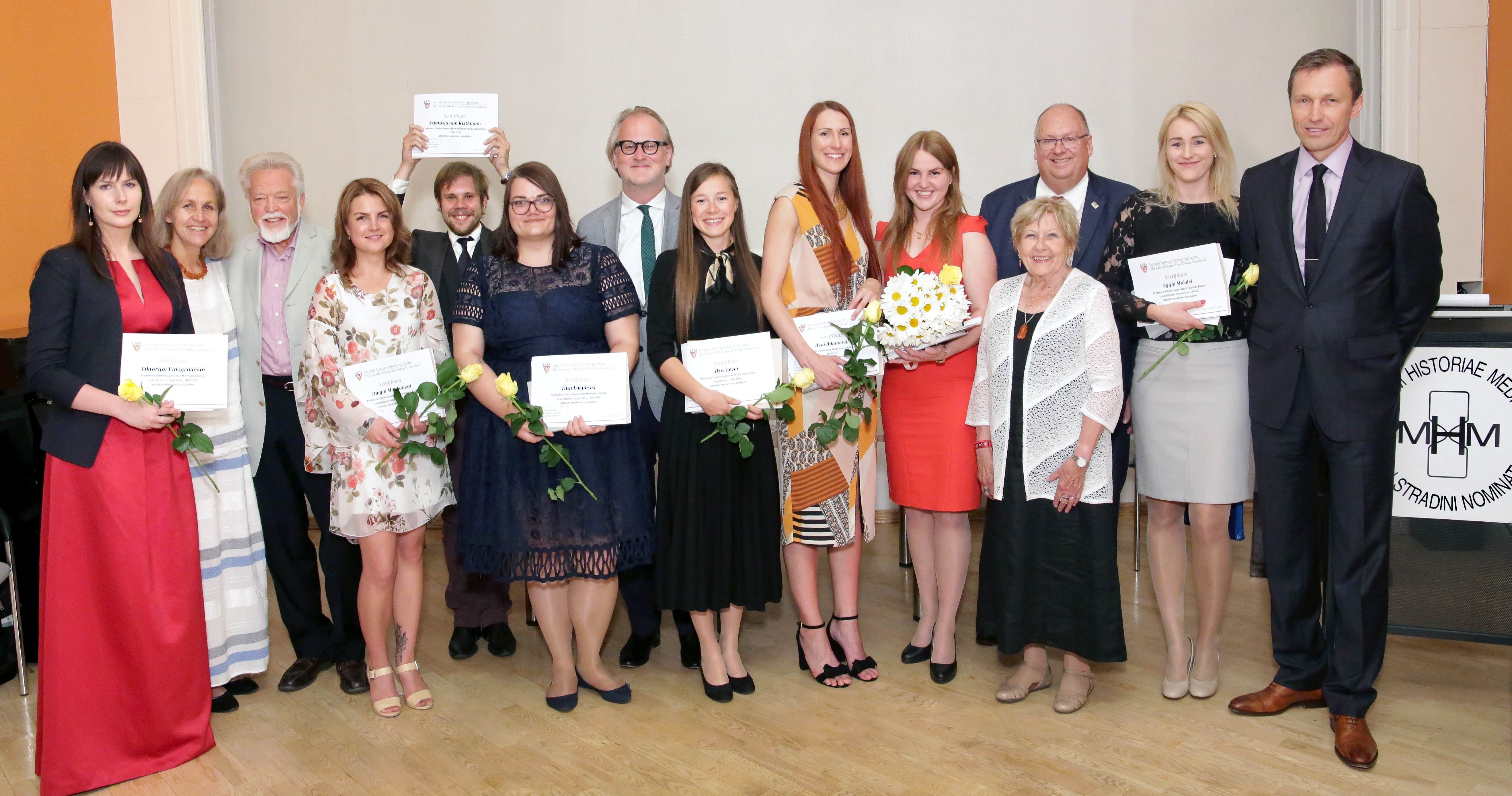 Profesora Ilmāra Lazovska Medicīnas fonda 2018. gada stipendiāti Vineta Viktorija Vinogradova (RSU), Daiga Marnauza (RSU), Svjatoslavs Kistkins (LU), Vita Lāčplēse (RSU), Ilze Leve (RSU), Ilva Bikanova (RSU), Krista Krūmiņa (RSU), Egija Mičule (LU) kopā ar LĀZA valdi: Kamenu Kaidaku, Kasparu Tūteru, Uģi Gruntmani, Zaigu Alksni-Phillips, Ēriku Niedrīti un Gundaru Katlapu. Foto: Jānis Brencis