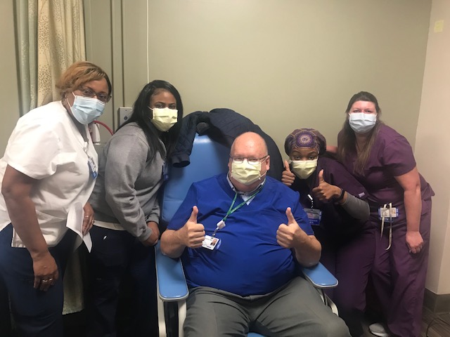 MD Ēriks Niedrītis ar kolēģiem Longailendas ebreju medicīnas centrā. 2020 gada decembris