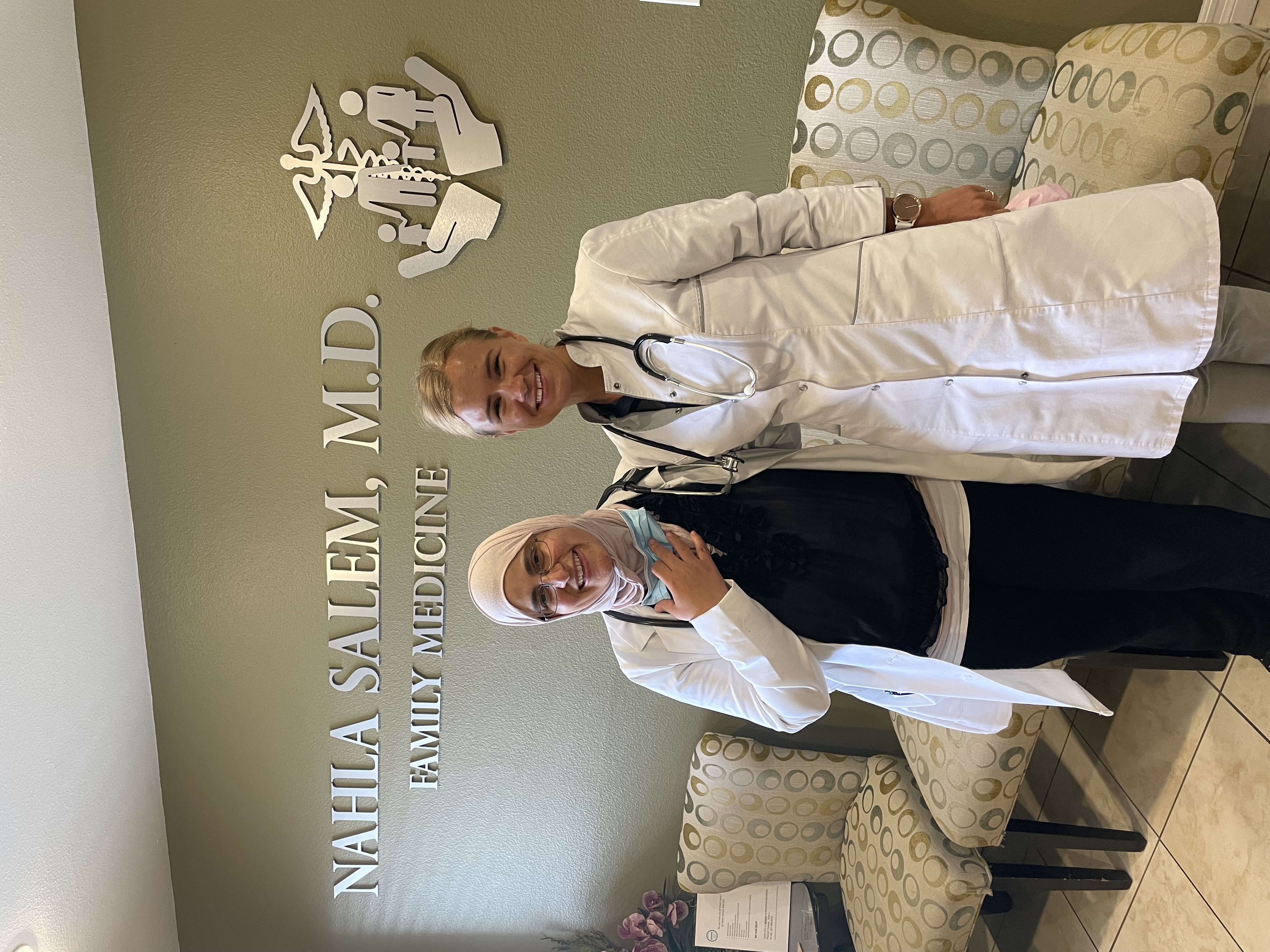 Dr. Justīne Rudzīte Huntington Beach ģimenes ārsta praksē, 2021. gada jūnijs