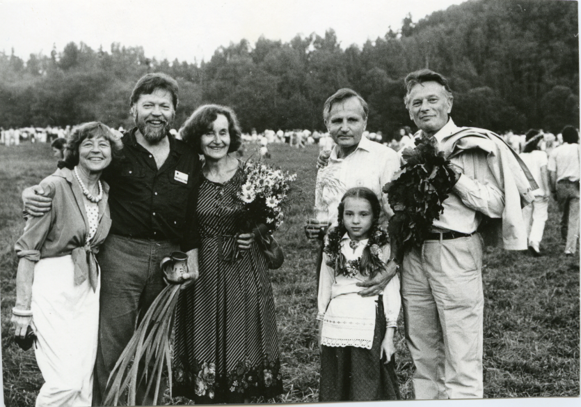 Pirmā vispasaules latviešu ārstu kongresa noslēgumā, Līgo svētkos pie Zvārtas ieža 1989. gada jūnijā
