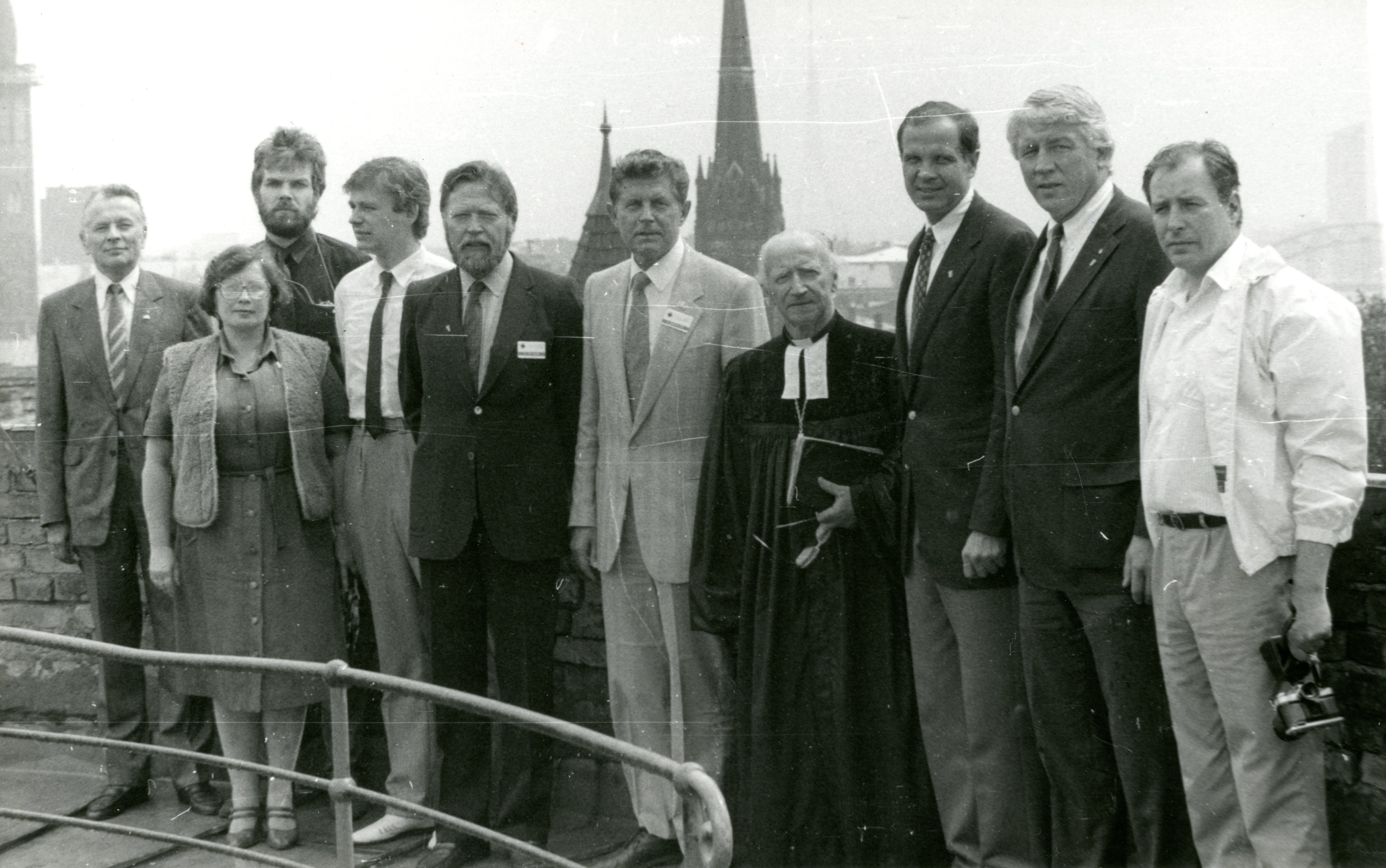 1989. gadā 1. Vispasaules latviešu ārstu kongresa laikā Rīgas pils tornī No kreisās: Ilmārs Lazovskis, ?, Ivars Krastiņš, Jānis Meikšāns, Kaspars Tūters (Kanāda), Zigurds Bērzups (ASV), virsmācītājs Jānis Liepiņš, Bertrams Zariņš (ASV), Kristaps Keggi (ASV), Gundars Lācis. Foto no MVM arhīva (publicēts LĀZA Apkārtrakstā Nr.167)