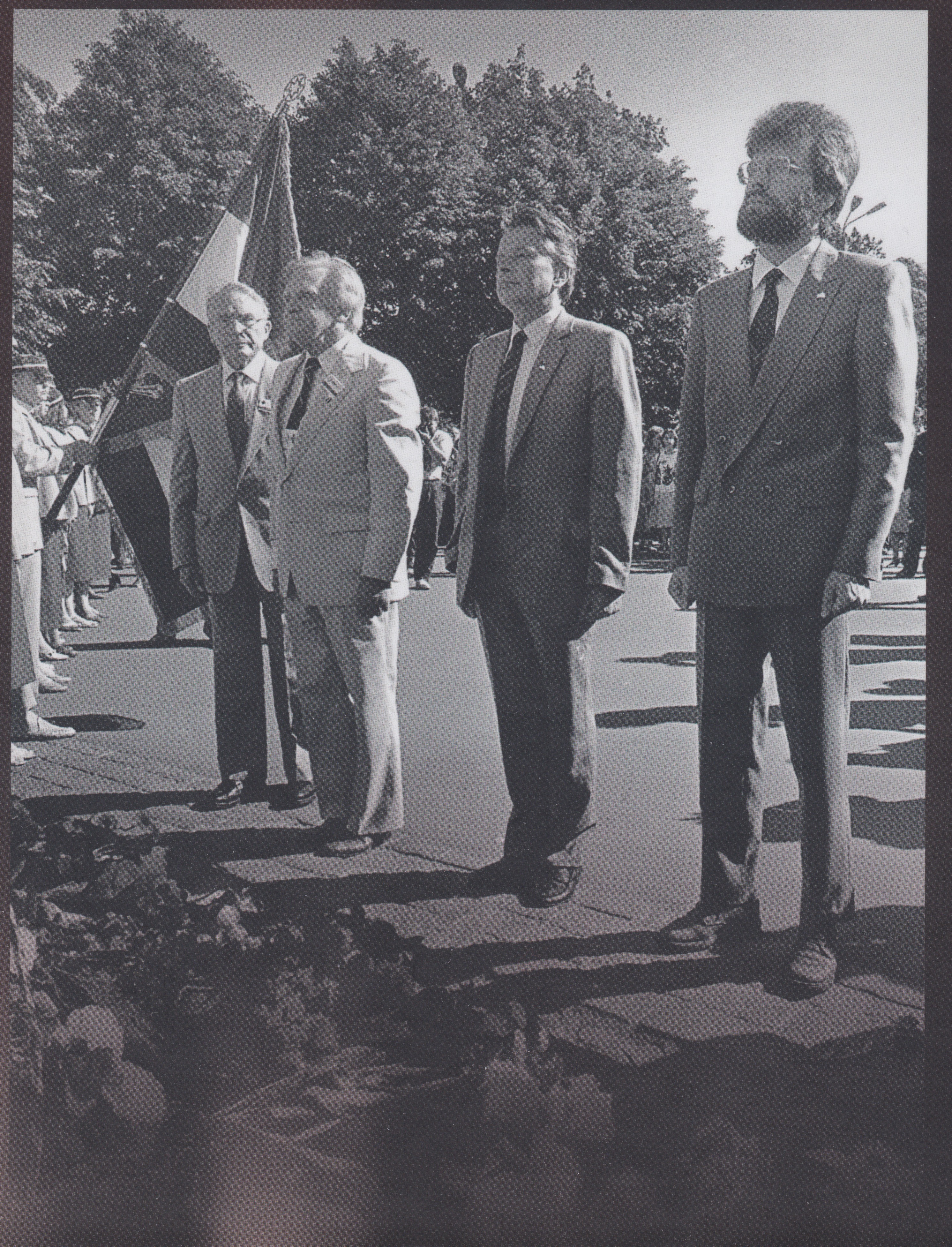Pie Brīvības pieminekļa ziedus liek LĀZA vadītāji Arveds Alksnis un Pauls Grūbe (ASV) un LĀB veidotāji Ilmārs Lazovskis un Ivars Krastiņš, 1989. gada 18. jūnijs. Aivara Liepiņa foto.