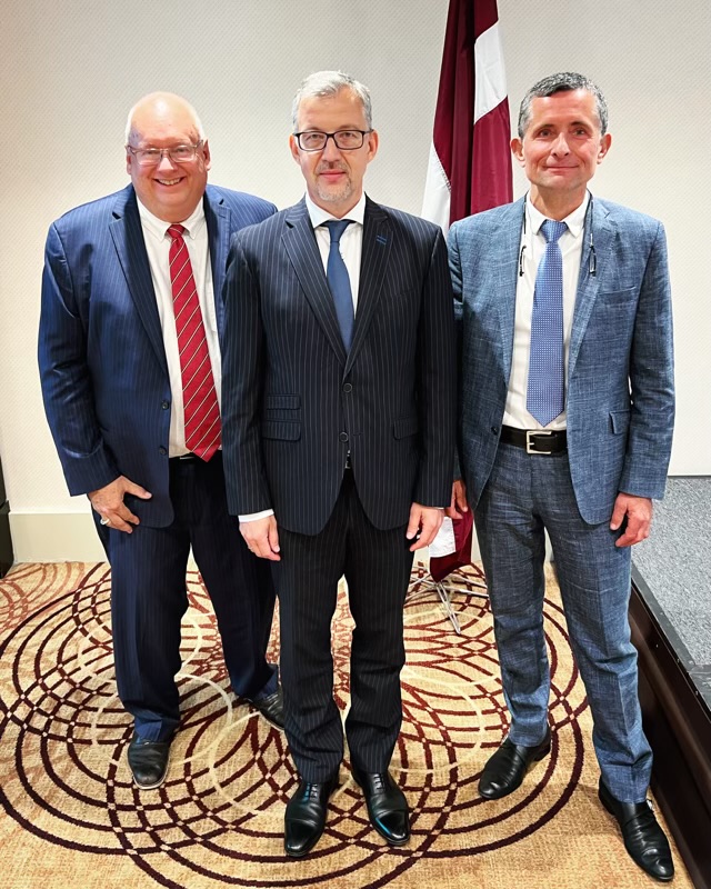 Ēriks Niedrītis, Latvijas vēstnieks Kanādā Kaspars Ozoliņš un Juris Lazovskis LĀZA konferencē Toronto