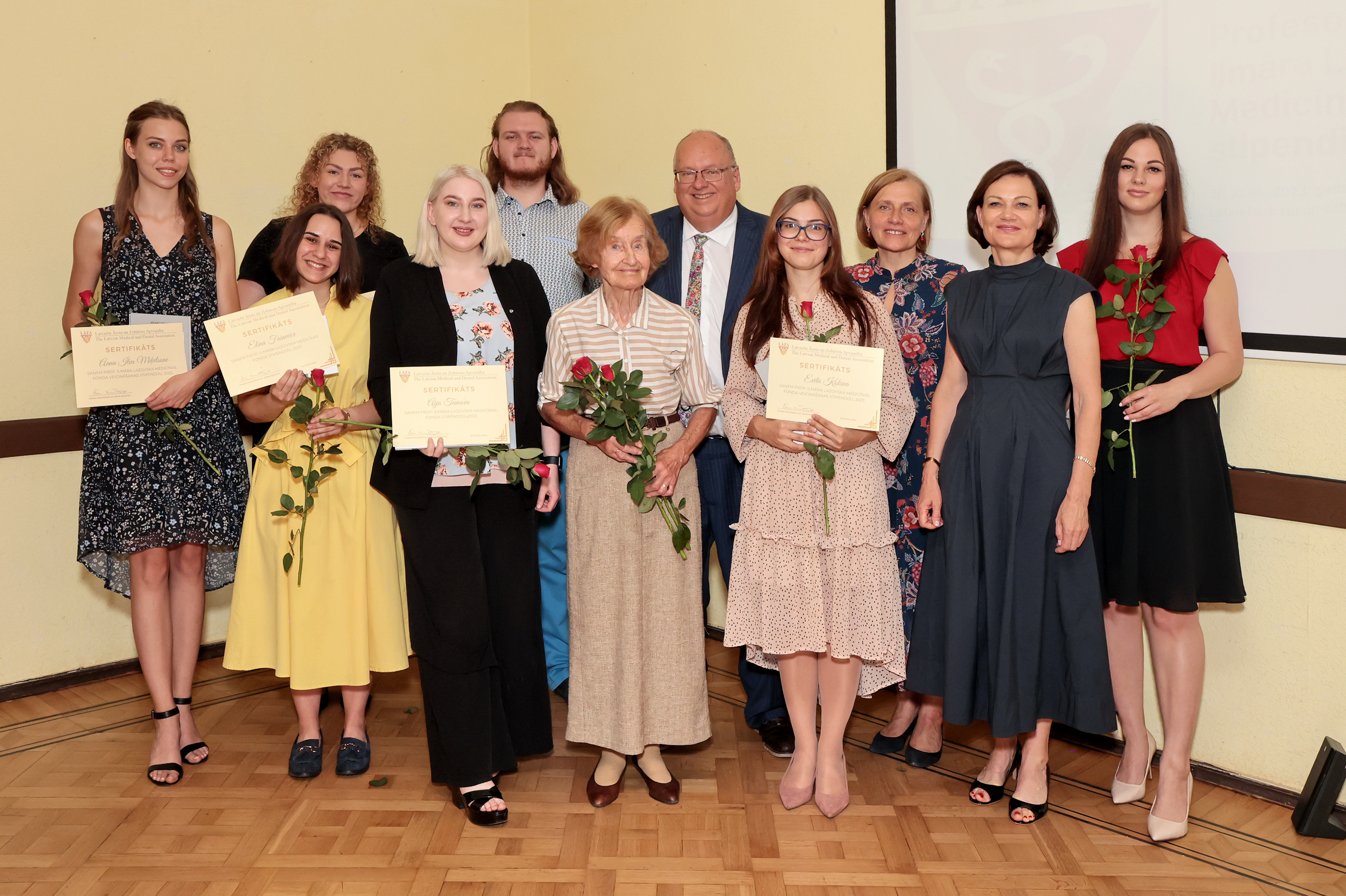 LĀZA stipendiāti kopā ar Edīti Lazovsku, Ēriku Niedrīti, Ilzi Aizsilnieci un Janu Pavāri. 2023. gada 30. jūnijs.