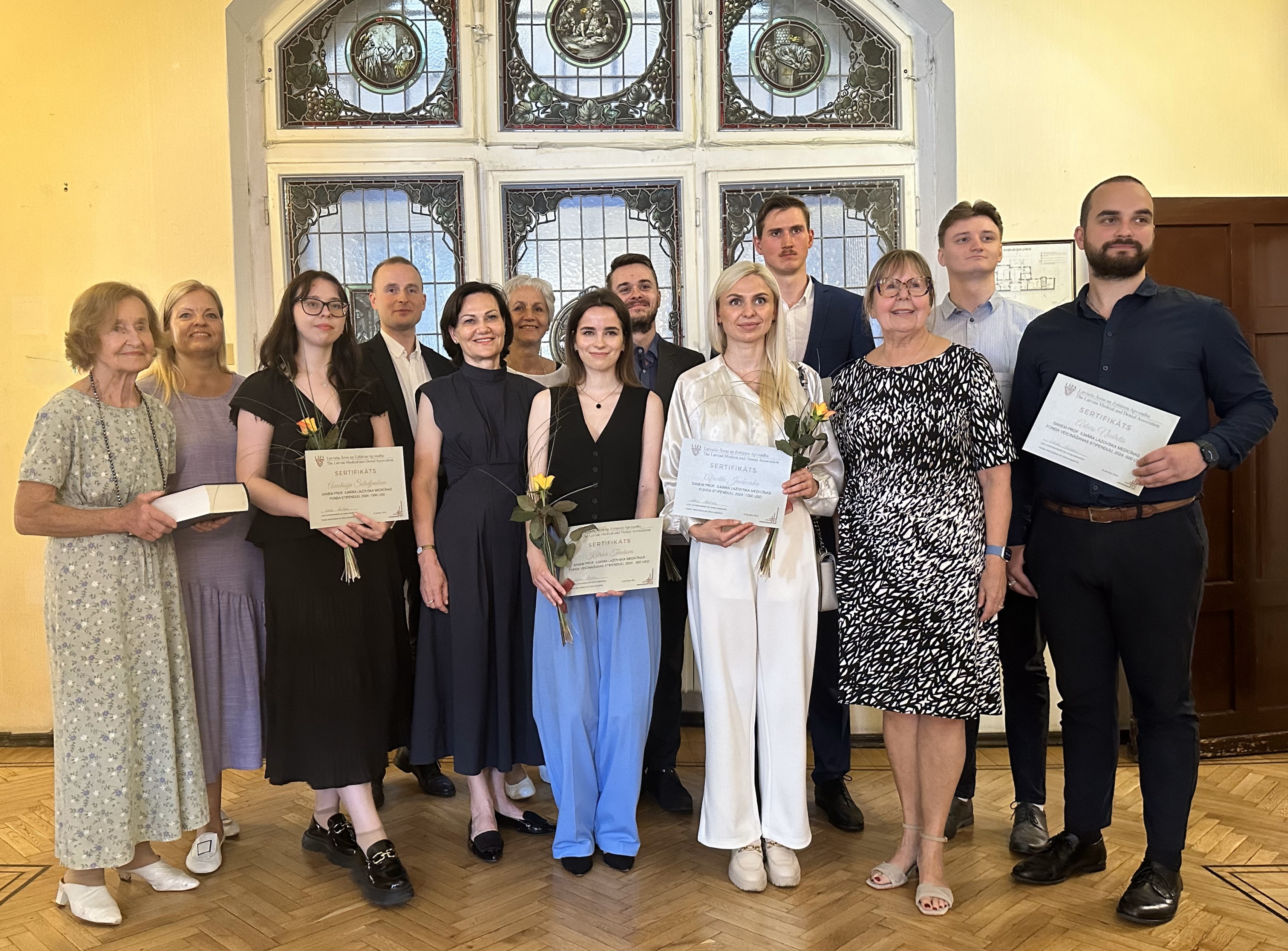 Prof. Ilmāra Lazovska Medicīnas fonda stipendiāti kopā ar Dr. Edīti Lazovsku, Dr. Annemariju Linaresu, Dr. Jāni Vētru, prof. Janu Pavāri, Dr. Kamenu Kaidaku un prof. Dainu Dreimani. Prof. Ilmāra Lazovska Medicīnas fonda stipendiāti kopā ar Dr. Edīti Lazovsku, Dr. Annemariju Linaresu, Dr. Jāni Vētru, prof. Janu Pavāri, Dr. Kamenu Kaidaku un prof. Dainu Dreimani.