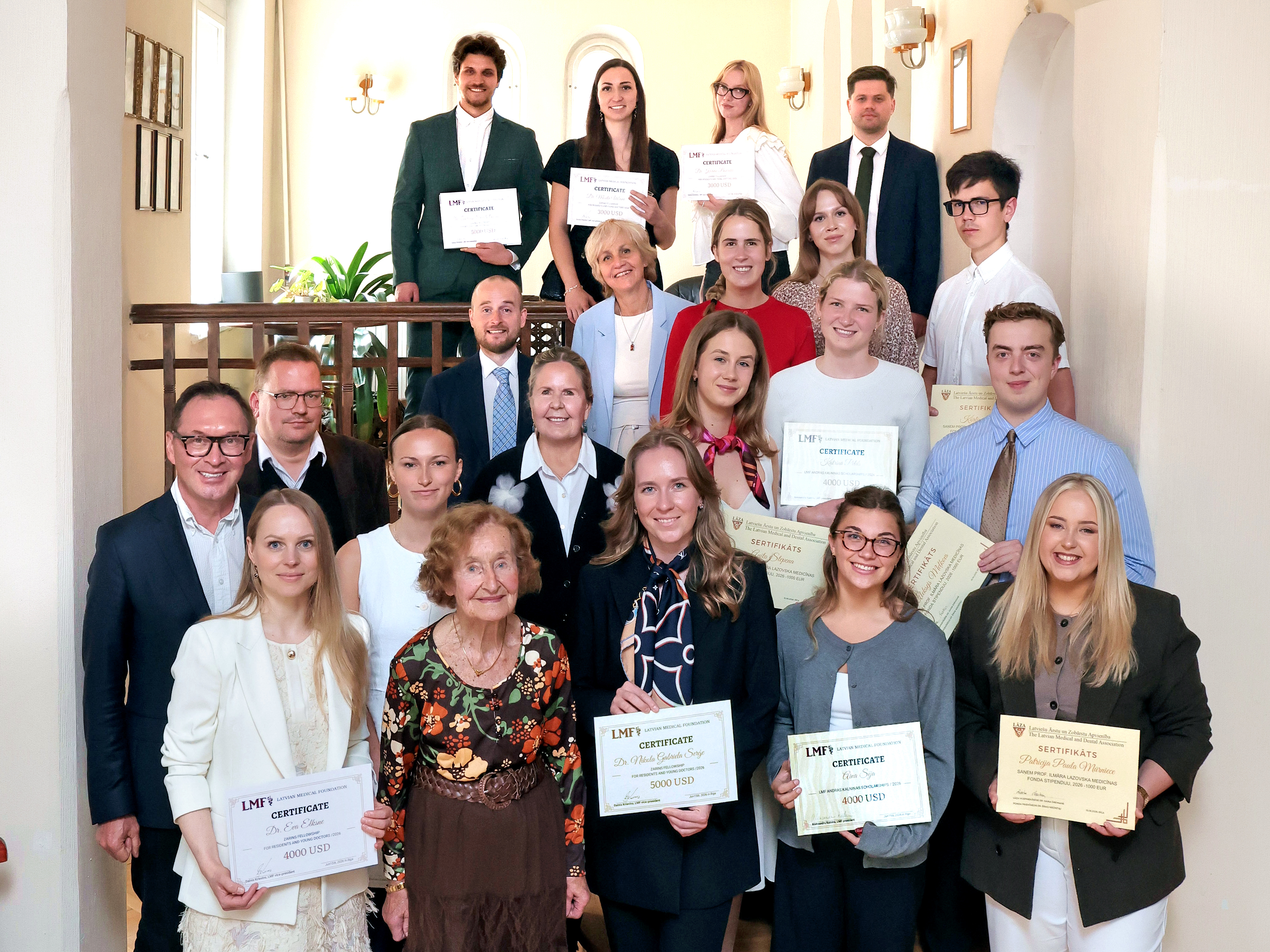 Foto: LMF Zariņu medicīnas studiju stipendijas saņēmēji, LMF Andras Kalniņas stipendiāti un LĀZA Prof. Ilmāra Lazovska Medicīnas fonda stipendiāti kopā ar Edīti Lazovsku, Daini Krieviņu, Mārtiņu Vesperi, Dainu Dreimani, Jāni Vētru un Kamenu Kaidaka LMF un LĀZA stipendiju pasniegšanas svinīgā sarīkojumā Latvijas Ārstu biedrībā, 2026. gada 15. jūnijā. Jāņa Brenča foto Foto: LMF Zariņu medicīnas studiju stipendijas saņēmēji, LMF Andras Kalniņas stipendiāti un LĀZA Prof. Ilmāra Lazovska Medicīnas fonda stipendiāti kopā ar Edīti Lazovsku, Daini Krieviņu, Mārtiņu Vesperi, Dainu Dreimani, Jāni Vētru un Kamenu Kaidaka LMF un LĀZA stipendiju pasniegšanas svinīgā sarīkojumā Latvijas Ārstu biedrībā, 2026. gada 15. jūnijā. Jāņa Brenča foto