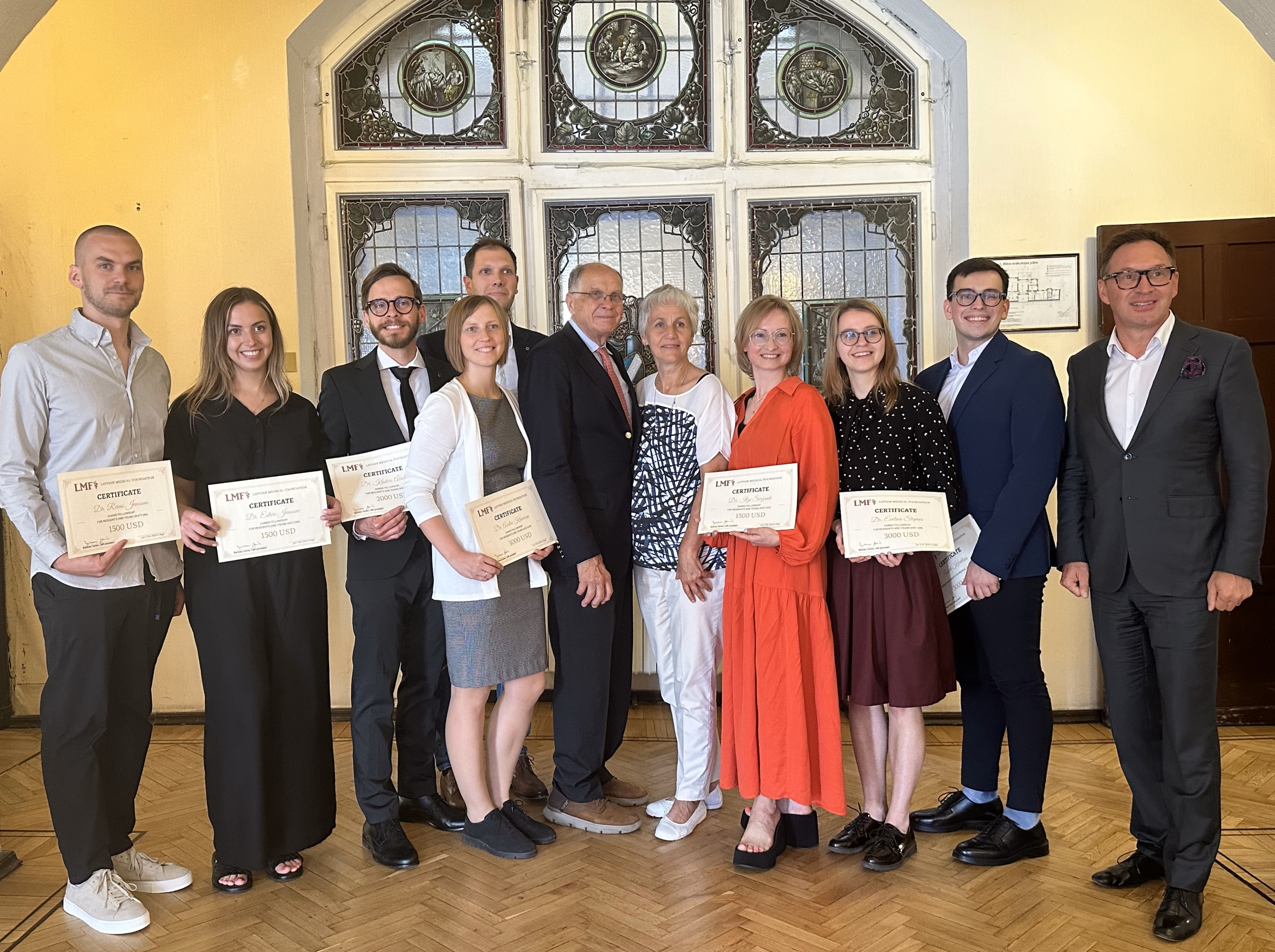 LMF stipendiāti kopā ar prof. Bertramu Zariņu, Dr. Kamenu Kaidaku un prof. Daini Krieviņu. LMF stipendiāti kopā ar prof. Bertramu Zariņu, Dr. Kamenu Kaidaku un prof. Daini Krieviņu.